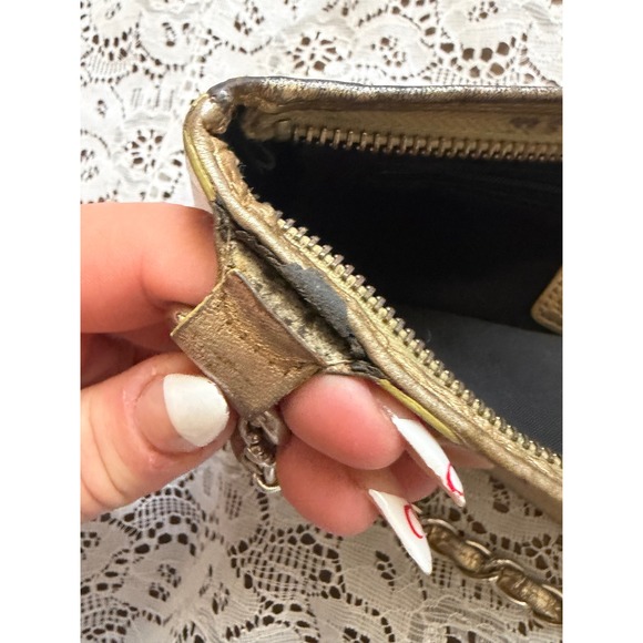 Bebe Gold Metallic Leather Baguette Bag Chain Strap Logo Charm Vintage Style - Picture 6 of 6